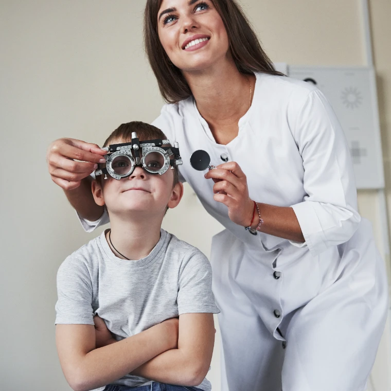 Enfant lors d'un examen de la vue