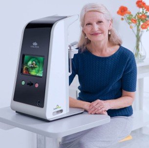 Patiente installée devant l'appareil de photobiomodulation